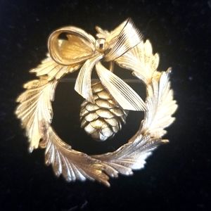 CREED Vintage 1950's 14K G.F. Christmas Wreath Brooch